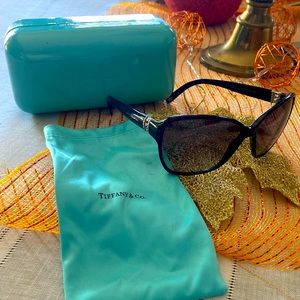 Tiffany & Co Women’s Sunglasses case and pouch